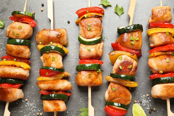 Délicieux Poulet Shish Kebabs Aux Légumes Herbes Sur Table Grise — Photo