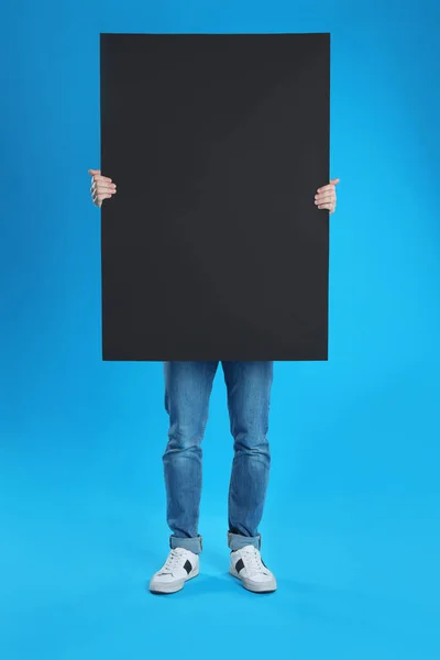 Mann Hält Leeres Plakat Auf Blauem Hintergrund — Stockfoto