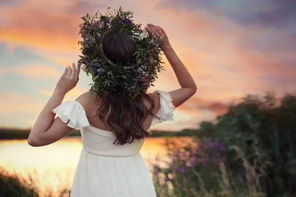Молода Жінка Носить Вінок Красивих Квітів Відкритому Повітрі Під Час — стокове фото