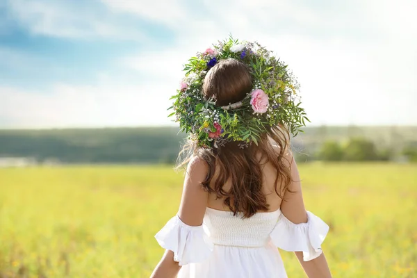 Ung Kvinna Bär Krans Gjord Vackra Blommor Fält Solig Dag — Stockfoto