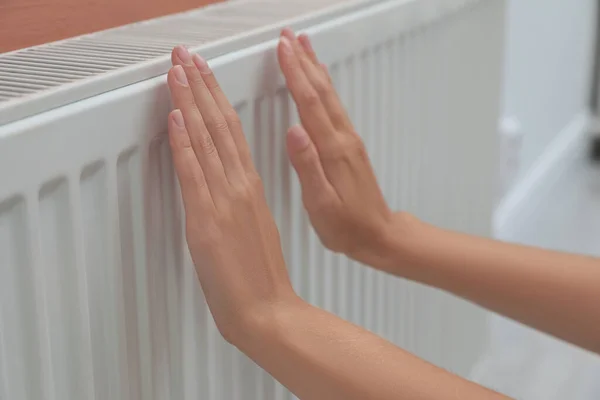 Mujer Calentando Las Manos Radiador Calefacción Interiores Primer Plano — Foto de Stock