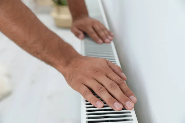 Άνδρας Θέρμανση Χέρια Για Θέρμανση Καλοριφέρ Κοντά Λευκό Τοίχο Closeup — Φωτογραφία Αρχείου