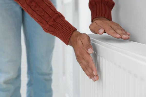 Άνδρας Θέρμανση Χέρια Για Θέρμανση Καλοριφέρ Κοντά Λευκό Τοίχο Closeup — Φωτογραφία Αρχείου