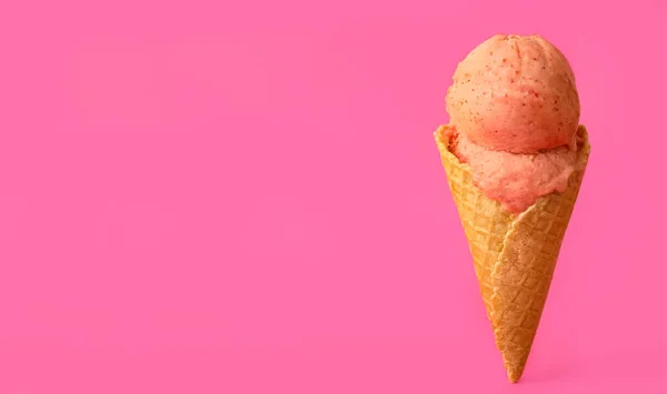 Delicioso Sorvete Cone Waffle Fundo Rosa Espaço Para Texto — Fotografia de Stock