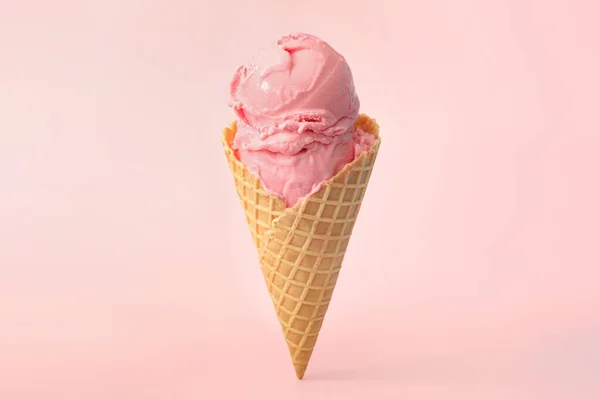 Leckeres Eis Waffelkegel Auf Rosa Hintergrund — Stockfoto