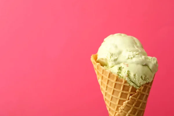 ピンクの背景にワッフルコーンのおいしいアイスクリーム クローズアップ テキストのスペース — ストック写真