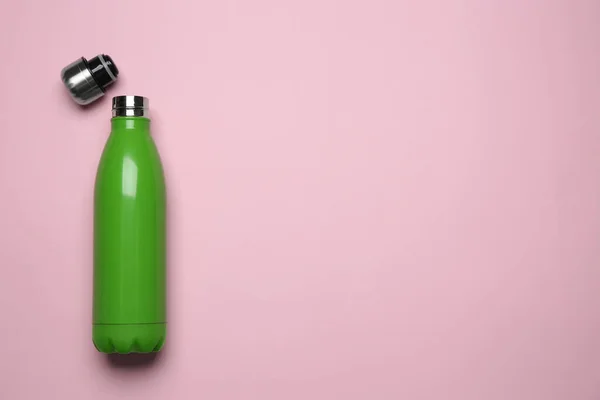 Botella Termo Verde Sobre Fondo Rosa Vista Superior Espacio Para — Foto de Stock