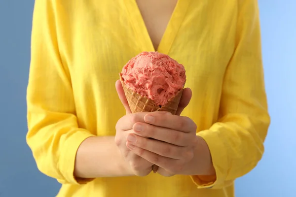 Donna Che Tiene Gelato Rosa Nel Cono Wafer Sfondo Azzurro — Foto Stock