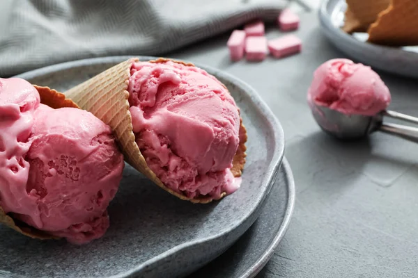 Delicioso Helado Rosa Conos Oblea Servidos Sobre Mesa Gris Primer —  Fotos de Stock