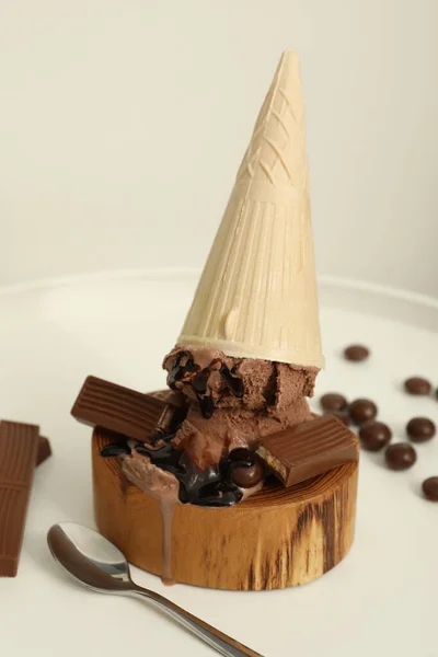 Finom Fagylalt Csokoládéval Ostyában Kúpos Tálalva Fehér Asztalon — Stock Fotó