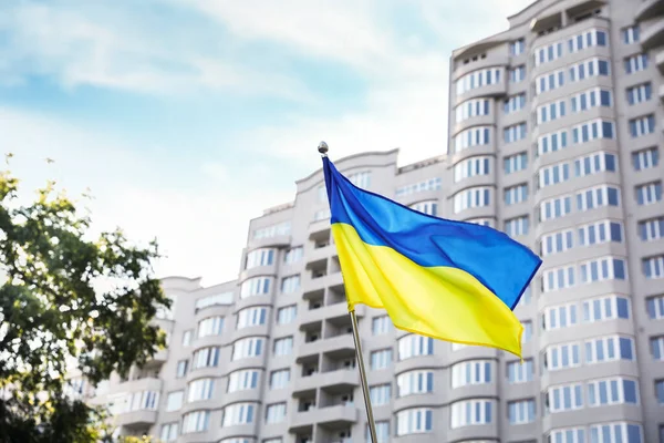 Národní Vlajka Ukrajiny Vlající Poblíž Budovy Slunečného Dne — Stock fotografie
