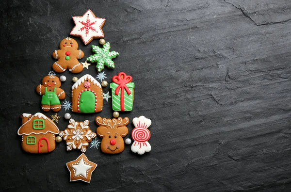 Kerstboom Vorm Gemaakt Van Heerlijke Peperkoek Koekjes Zwarte Tafel Plat — Stockfoto