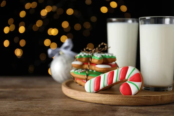 Chutné Vánoční Cukroví Mléko Dřevěném Stole Proti Černému Pozadí Rozmazanými — Stock fotografie