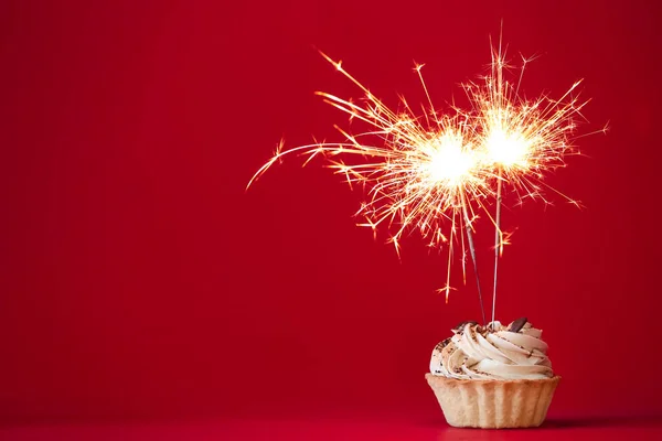 Cupcake Con Bengala Ardiente Sobre Fondo Rojo Espacio Para Texto —  Fotos de Stock