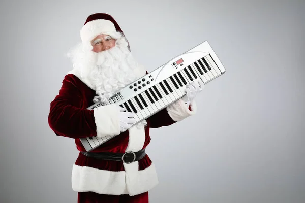 Papai Noel Com Sintetizador Sobre Fundo Cinza Claro Música Natal — Fotografia de Stock