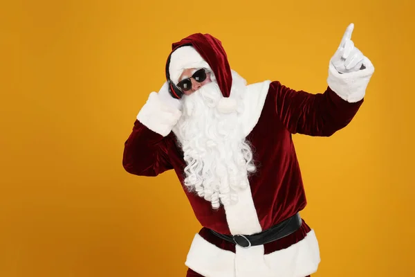 Άγιος Βασίλης Ακουστικά Ακούγοντας Χριστουγεννιάτικη Μουσική Κίτρινο Φόντο — Φωτογραφία Αρχείου