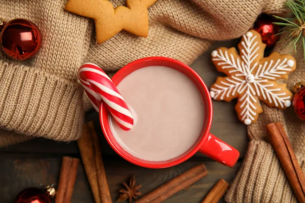 Composición Laica Plana Con Taza Sabroso Cacao Bastón Caramelo Navidad — Foto de Stock