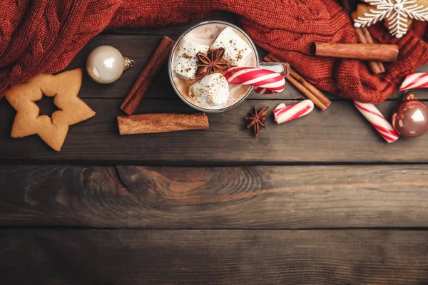 Composición Plana Con Copa Vidrio Sabroso Cacao Bastón Caramelo Navidad — Foto de Stock