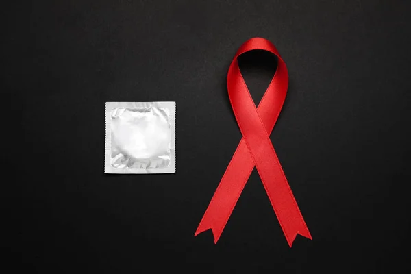 Rött Band Och Kondom Svart Bakgrund Platt Låg Medvetenhet Aids — Stockfoto