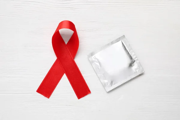 배경에는 리본과 콘돔이 바닥에 Aids 질병에 — 스톡 사진