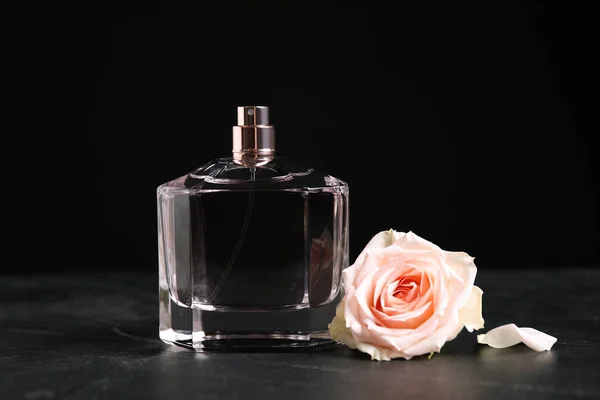Μπουκάλι Άρωμα Και Όμορφο Τριαντάφυλλο Μαύρο Τραπέζι — Φωτογραφία Αρχείου
