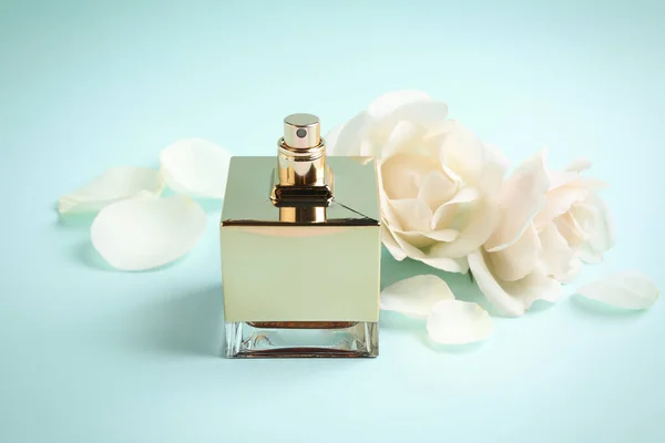 Butelka Perfum Piękne Róże Płatki Jasnoniebieskim Tle — Zdjęcie stockowe