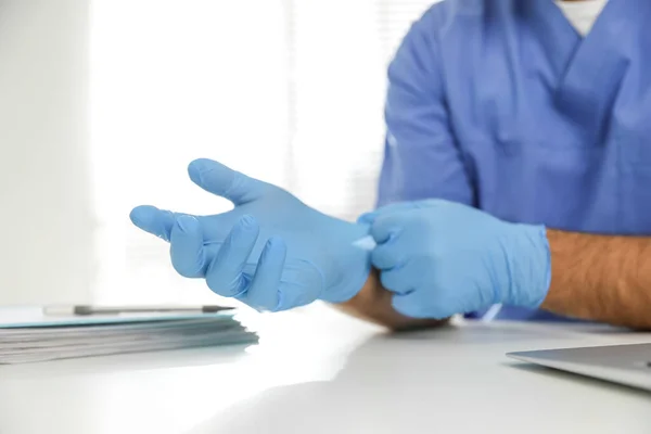 Médico Poniendo Guantes Médicos Mesa Oficina Primer Plano — Foto de Stock