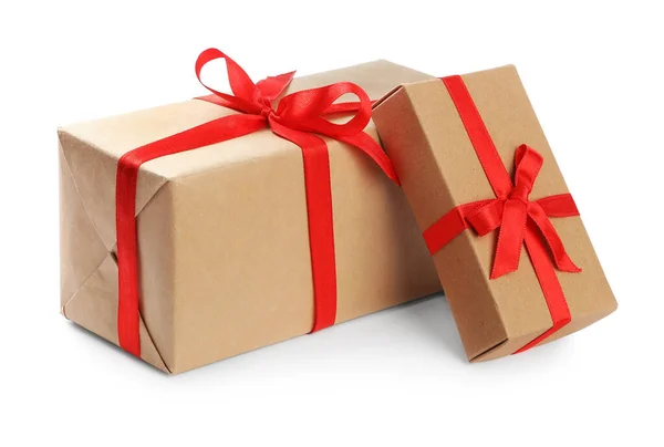 白色背景上装饰着红色弓形圣诞礼品盒 — 图库照片