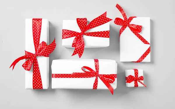 Cajas Regalo Navidad Con Lazos Rojos Sobre Fondo Gris Plano — Foto de Stock