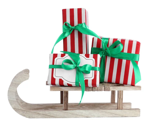 木制雪橇 装有礼品盒 与白色隔离 圣诞假期装饰 — 图库照片