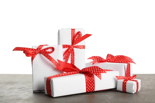 Nombreux Cadeaux Noël Sur Table Grise Sur Fond Blanc — Photo