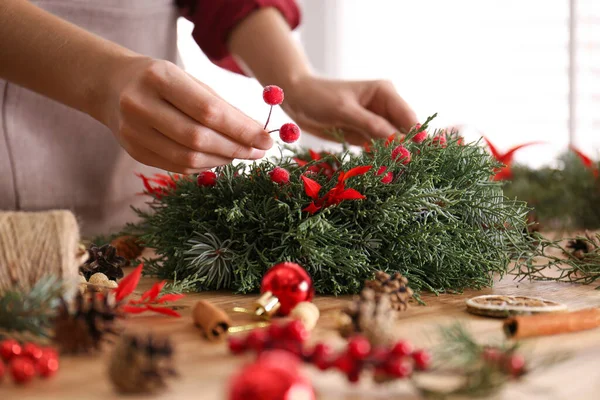 Çiçekçi Güzel Bir Noel Çelengi Yapıyor Çerideki Ahşap Masada Böğürtlenlerle — Stok fotoğraf