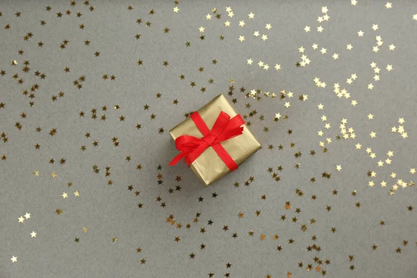 Golden Gift Box Shiny Confetti Grey Background Top View Space — Stock Photo, Image