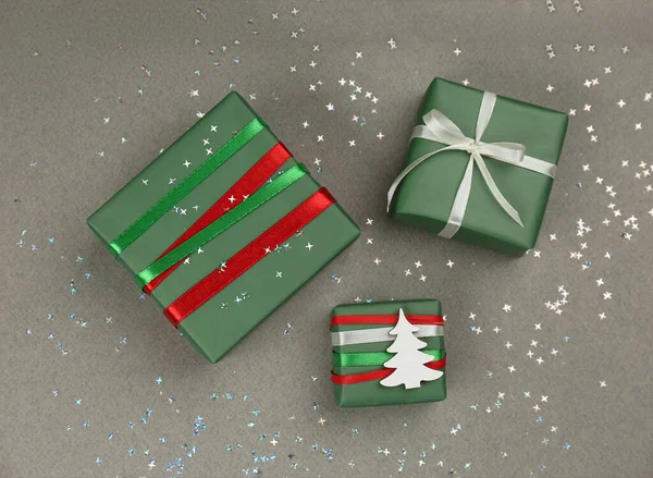 Christmas Gift Boxes Shiny Confetti Grey Background Flat Lay — Stock Photo, Image