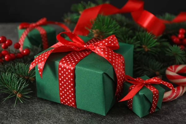 Зелені Різдвяні Подарункові Коробки Червоними Луками Сірому Столі — стокове фото