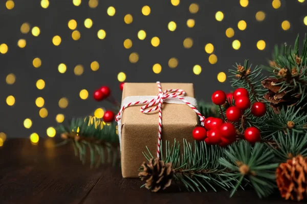 Χριστουγεννιάτικο Κουτί Δώρου Κλαδιά Ελάτης Ξύλινο Τραπέζι — Φωτογραφία Αρχείου