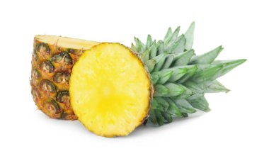 Beyaz arka planda taze sulu ananas kes
