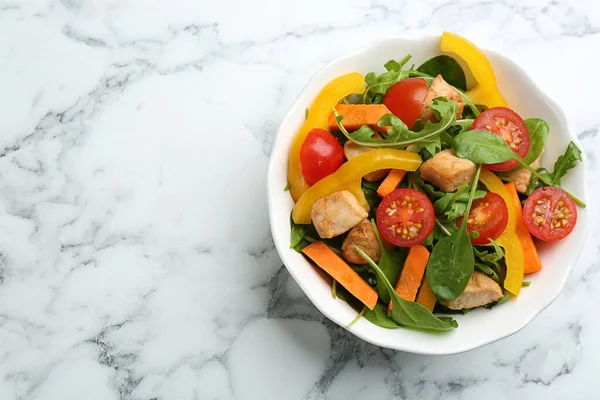 Deliciosa Ensalada Pollo Fresco Servido Mesa Mármol Blanco Vista Superior — Foto de Stock