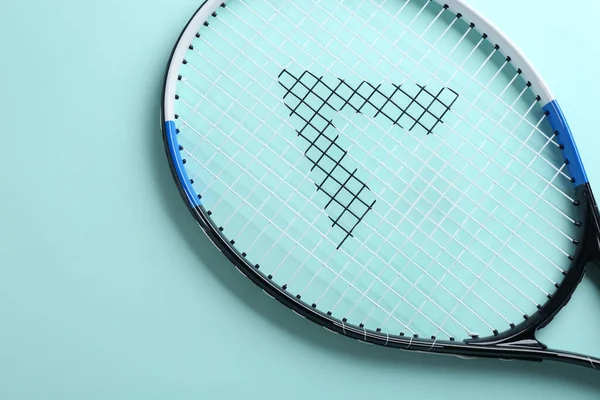 Tennisracket Lichtblauwe Achtergrond Bovenaanzicht Sportuitrusting — Stockfoto