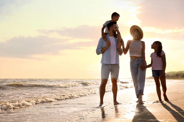 Gelukkige Familie Wandelen Zandstrand Buurt Van Zee — Stockfoto