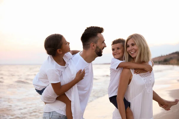 Gelukkige Familie Het Strand Vlakbij Zee Zomervakantie — Stockfoto