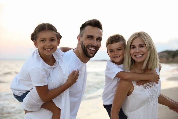 Família Feliz Praia Perto Mar Férias — Fotografia de Stock