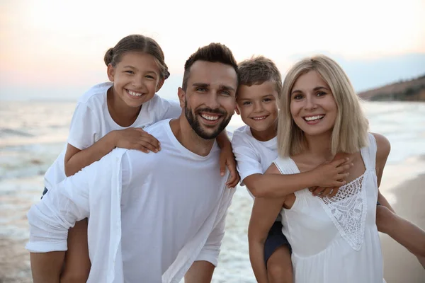 Gelukkige Familie Het Strand Vlakbij Zee Zomervakantie — Stockfoto