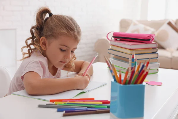 Linda Niña Haciendo Tarea Mesa — Foto de Stock