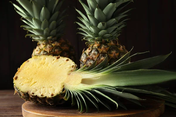 Tahtadaki Ananasları Kes Yakın Plan — Stok fotoğraf
