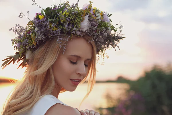 Ung Kvinna Bär Krans Gjord Vackra Blommor Utomhus Vid Solnedgången — Stockfoto