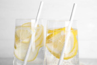 Limonlu soda, arka planda hafif dilimler, yakın plan.