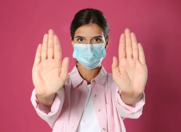 Γυναίκα Προστατευτική Μάσκα Που Δείχνει Χειρονομία Stop Ροζ Φόντο Πρόληψη — Φωτογραφία Αρχείου