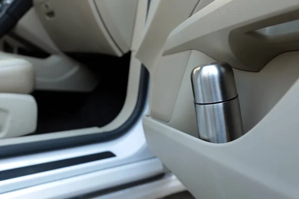 Thermos Argent Dans Poche Rangement Porte Intérieur Voiture — Photo