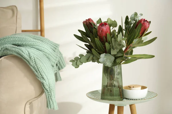 Ваза Букетом Красивых Цветов Protea Столе Номере — стоковое фото